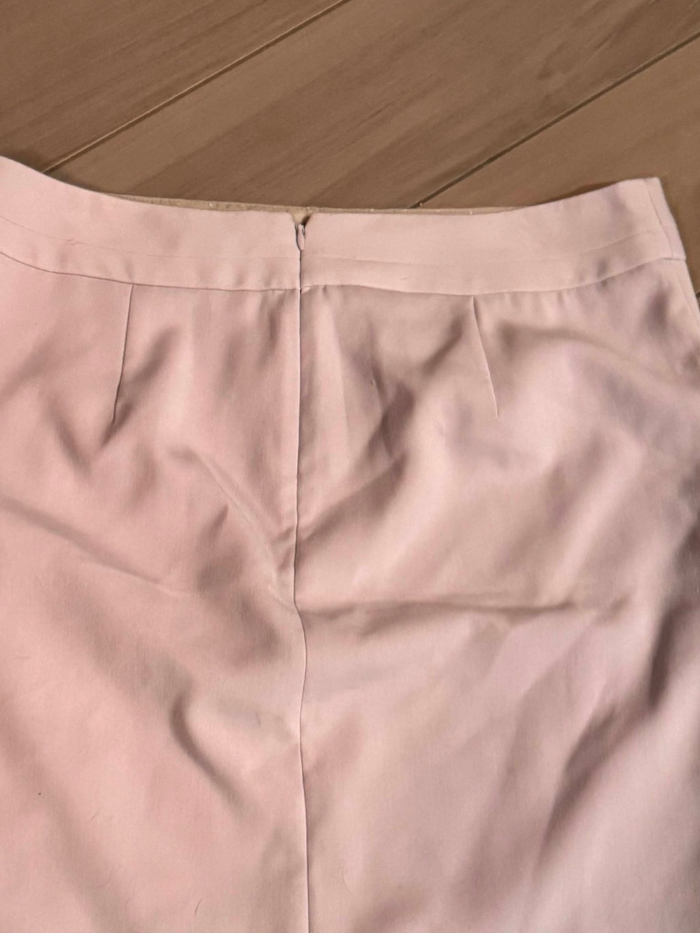 The Limited LAVENDER Pencil Skirt SIZE 12 zip closure
Waist 34”
Length 21” - Picture 6 of 6